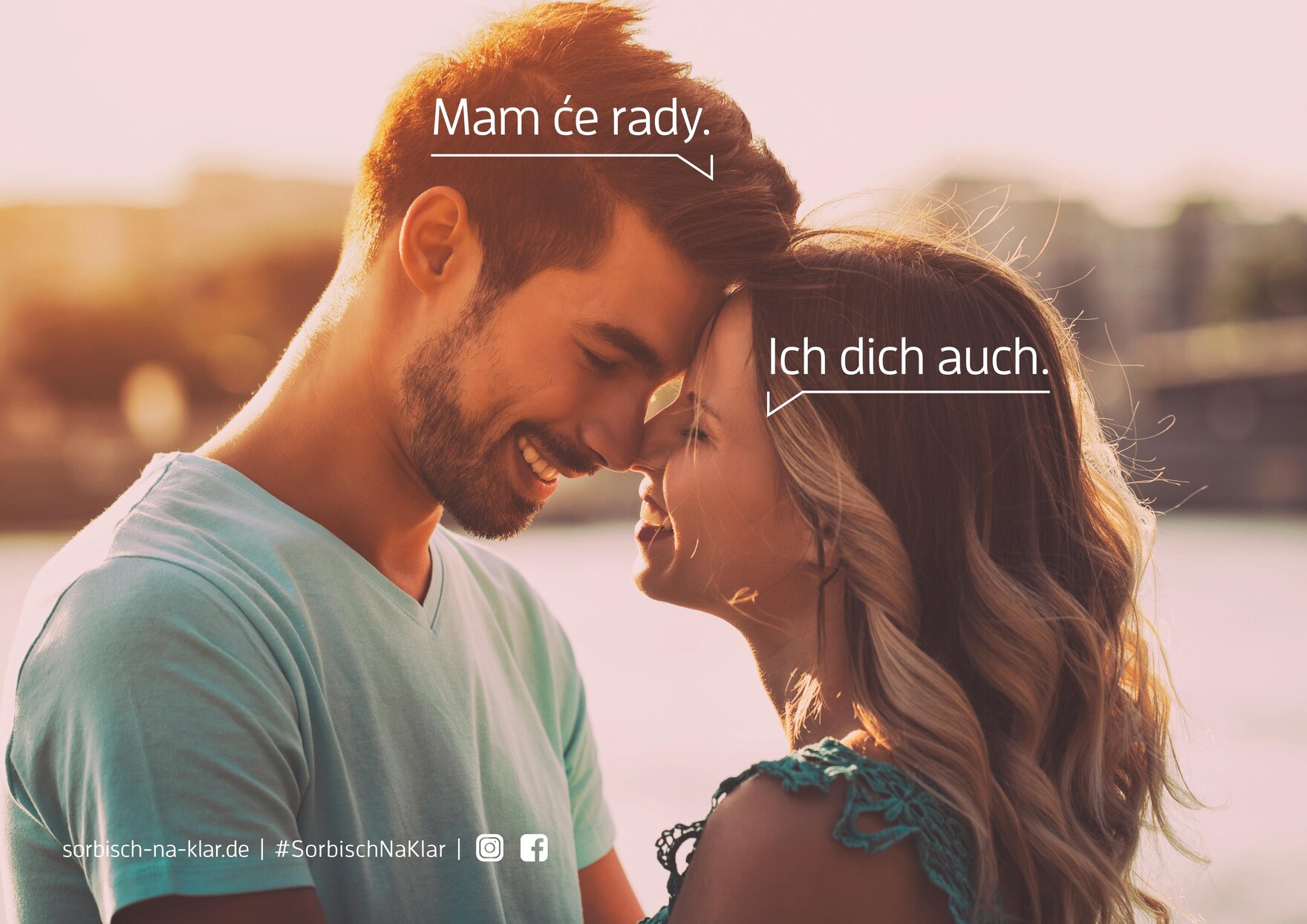 Motiv der Imagekampagne Sorbisch? Na Klar.: Eine Mann sagt auf Sorbisch zu seiner Frau: »Mam će rady.« Die Frau antwortet auf Deutsch: »Ich dich auch.«